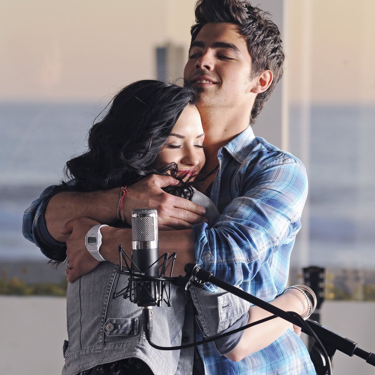 https://www.j-14.com/wp-content/uploads/2013/08/demi-lovato-and-joe-jonas-1.jpg?resize=1200%2C1200&quality=86&strip=all