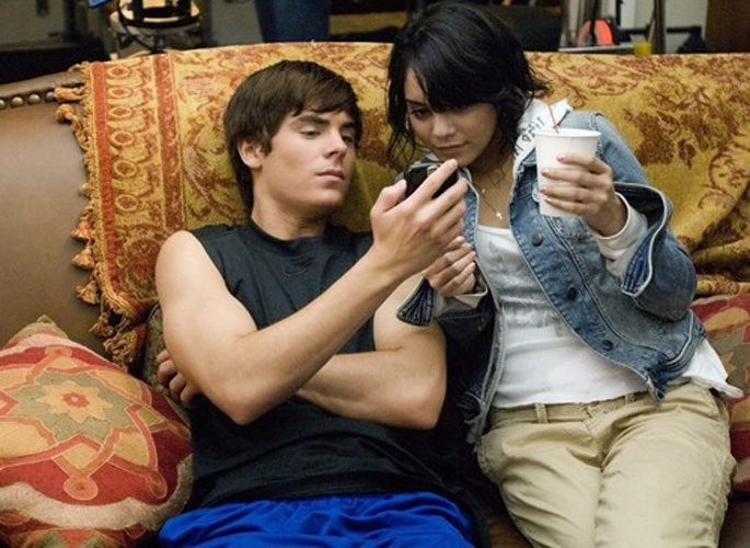14 Photos Of Zac Efron And Vanessa Hudgens You Didn T Know Existed J 14 J 14