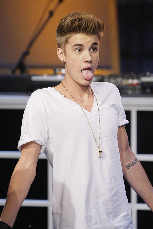 14 Pics Of Celebrities Sticking Their Tongues  Out Like 