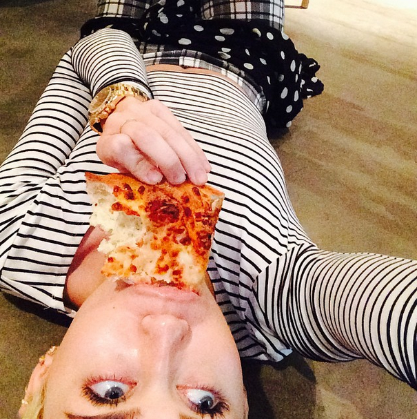 10 Times Miley Cyrus Pizza Obsession Was Out Of Control J 14 8384
