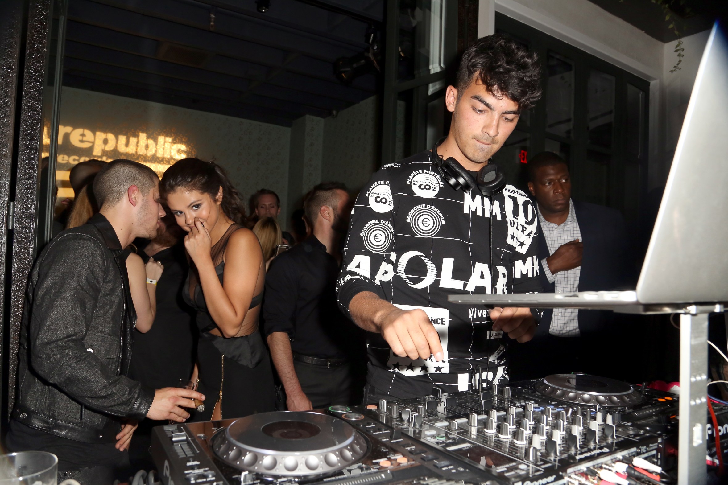 Selena Gomez And Nick Jonas Reunite During 2015 Mtv Vmas Republic Records After Party