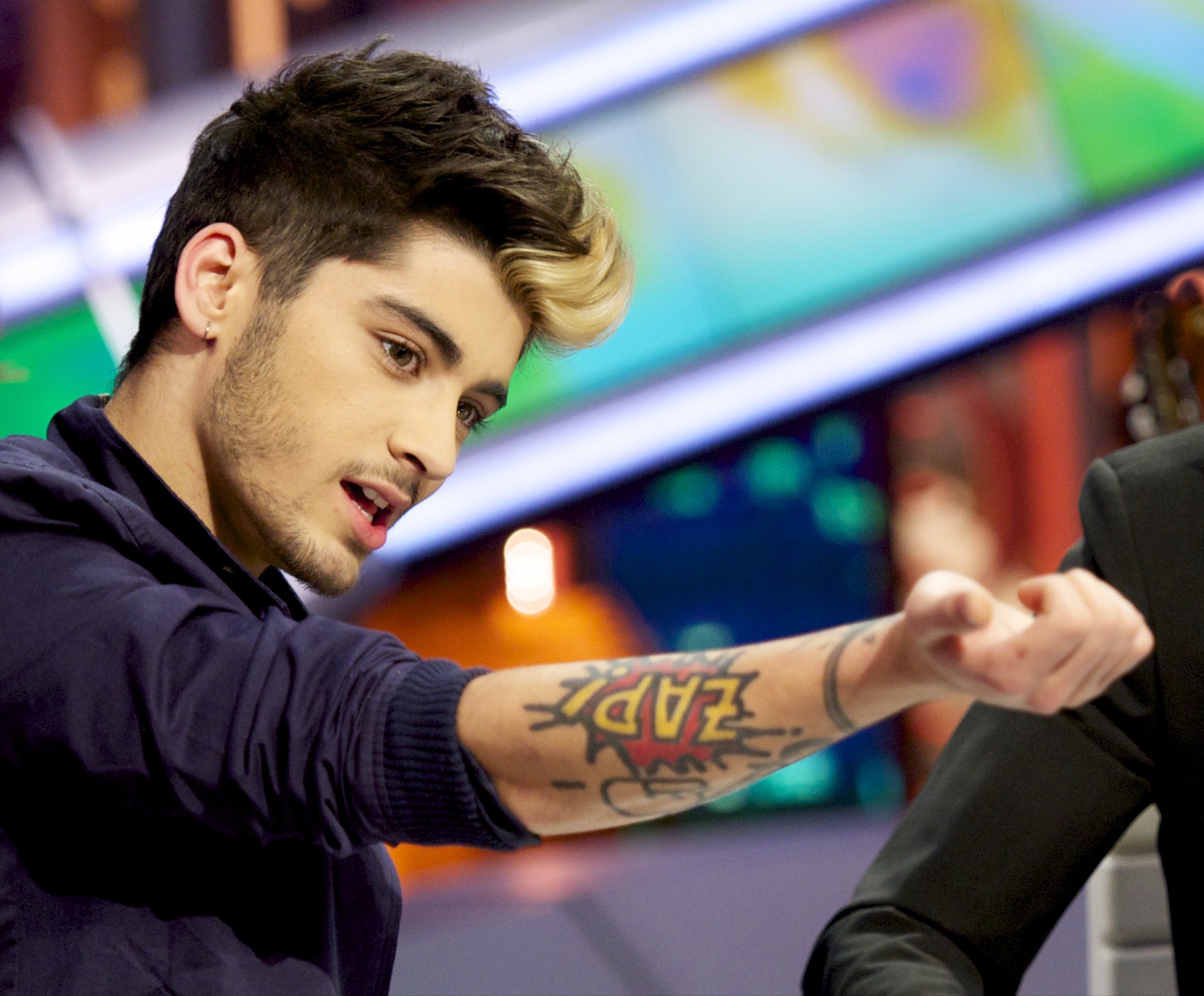 Zayn Malik gets his shaved head tattooed