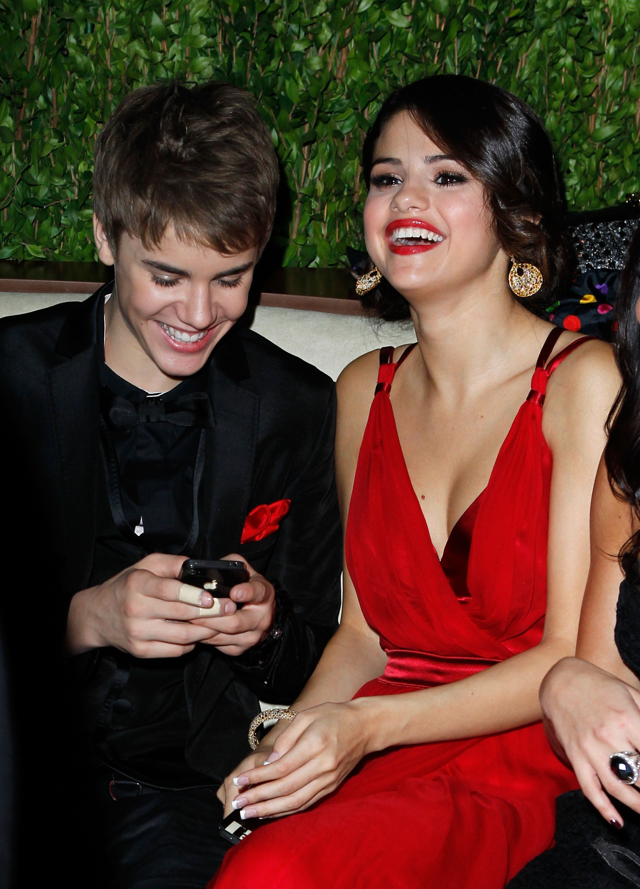 selena gomez and justin bieber touching each other