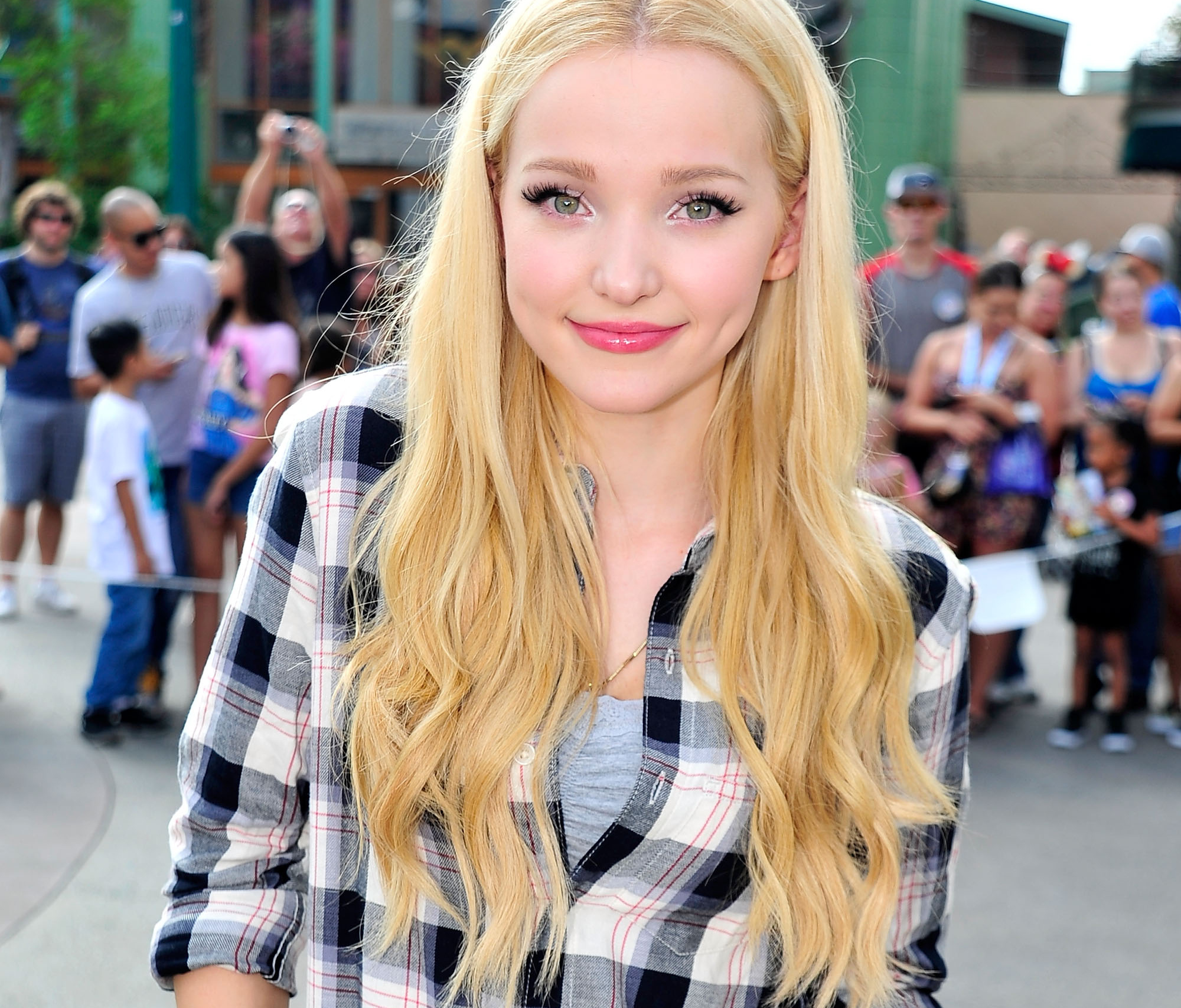 dove-cameron-reveals-her-phone-number-to-fans