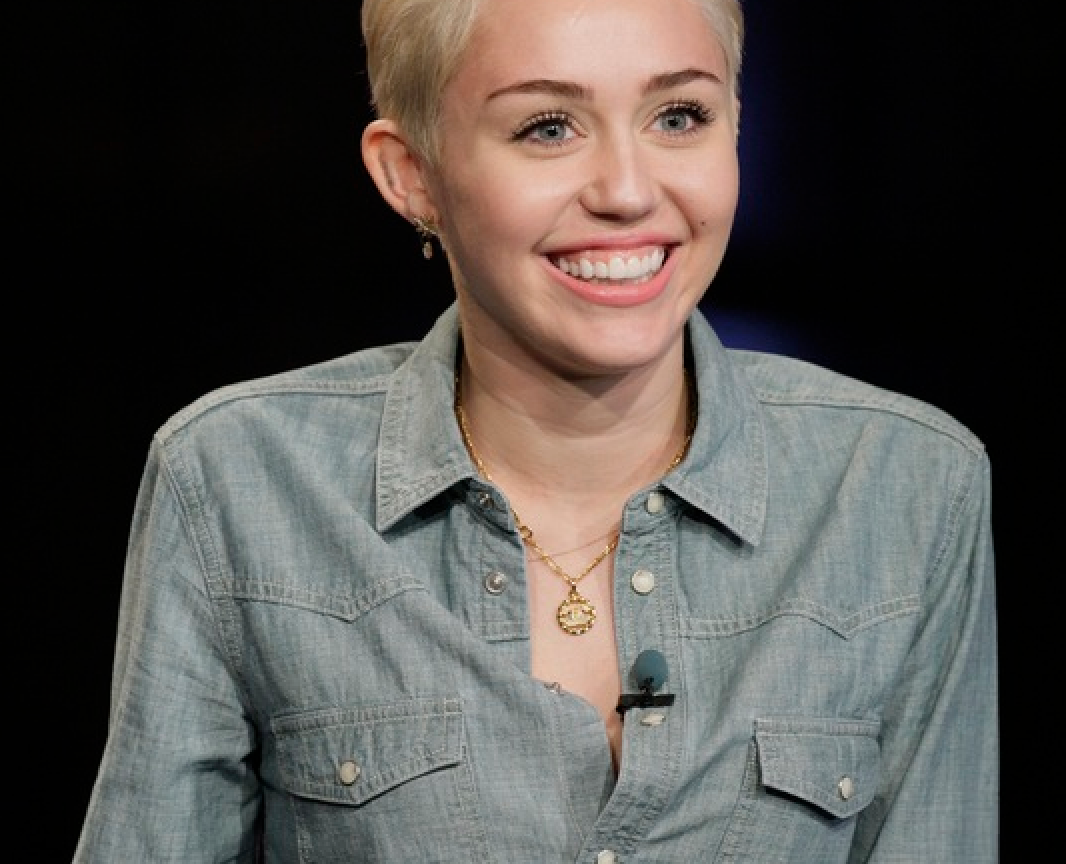 Miley Cyrus Brings Back Her Long Blonde Hair