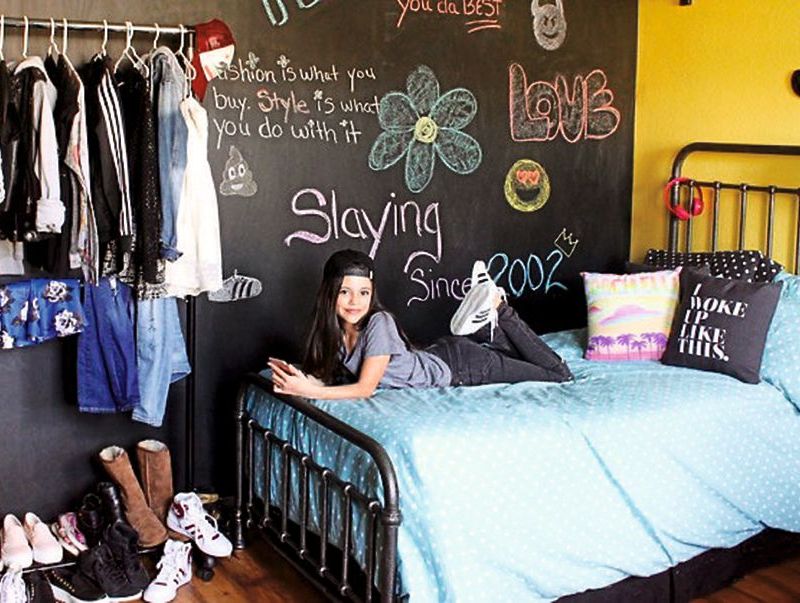 Jenna Ortega Bedroom Check Out Her Chalkboard Wall