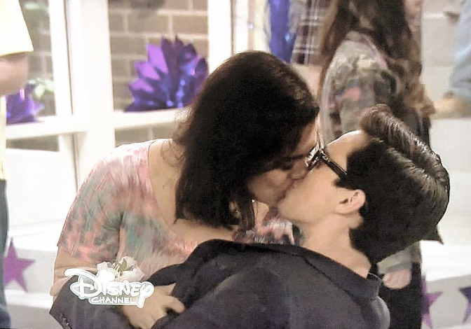 liv and maddie diggy and maddie kiss