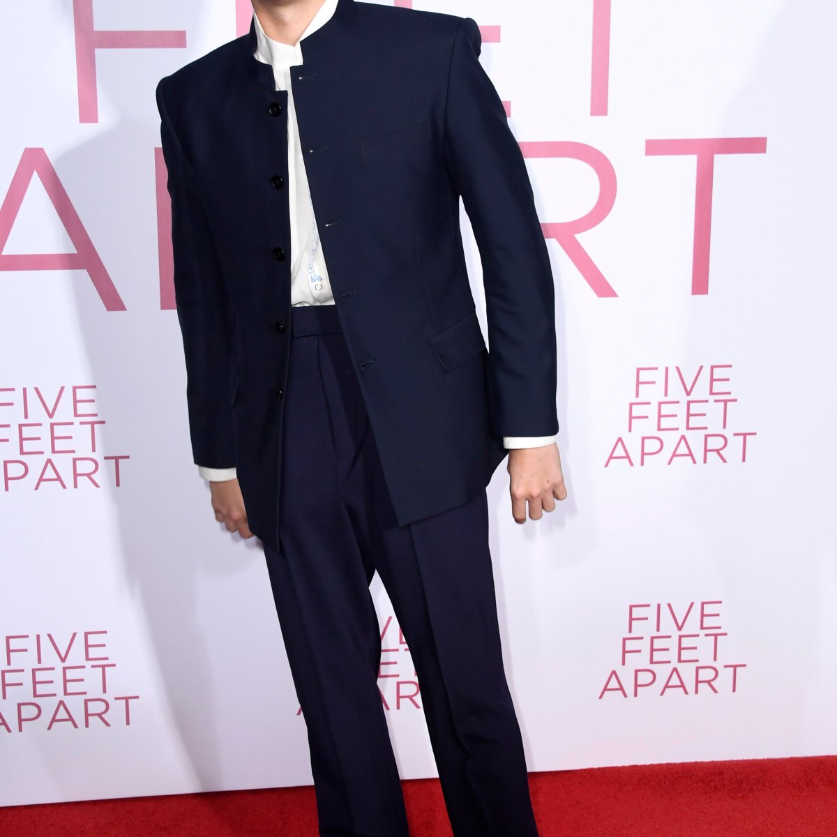 Cole Sprouse and Lili Reinhart Five Feet Apart Premiere - Cole Sprouse and  Lili Reinhart Red Carpet PDA Five Feet Apart Premiere