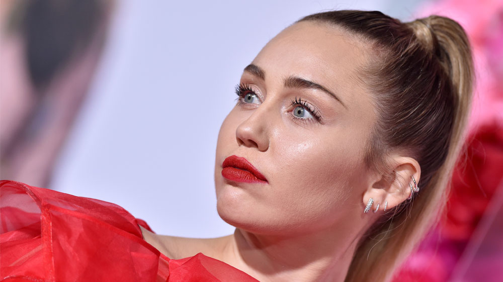 Miley Cyrus' Plane Almost Crashes On the Way to Glastonbury