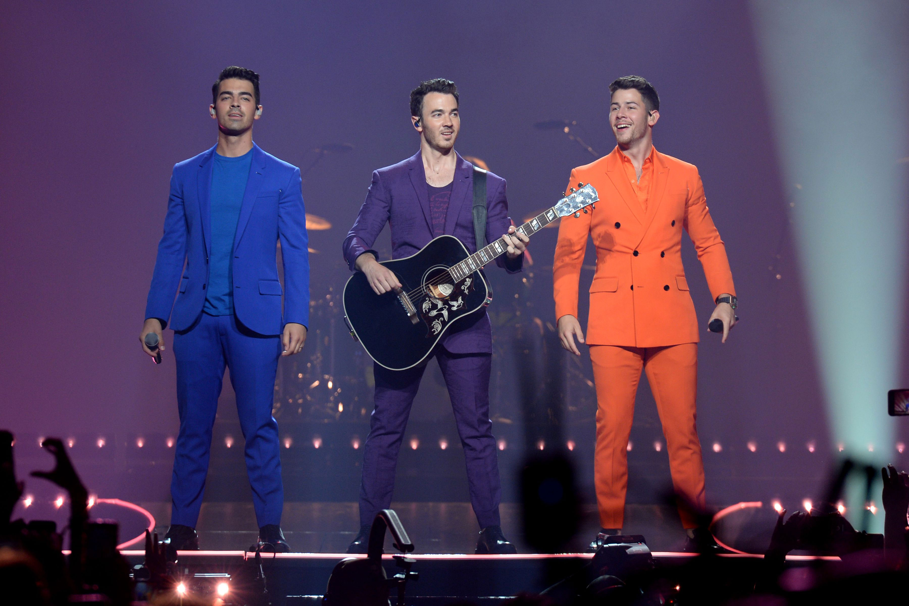 Jonas Brothers Happiness Begins Tour Setlist, Outfits, More