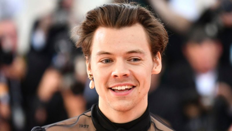 Harry Styles strips down to underwear in video for new song - Queerty
