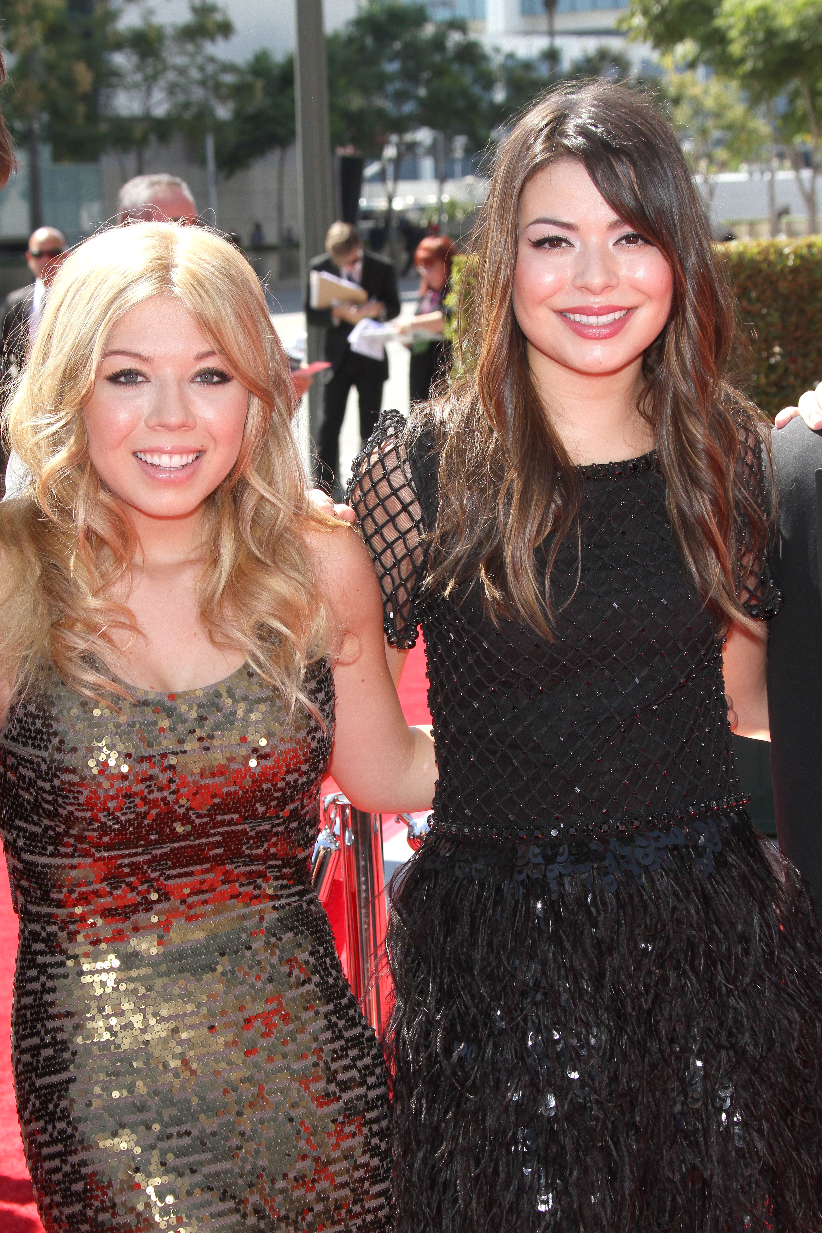 800px x 1200px - How Miranda Cosgrove Supports 'iCarly' Costar Jennette McCurdy
