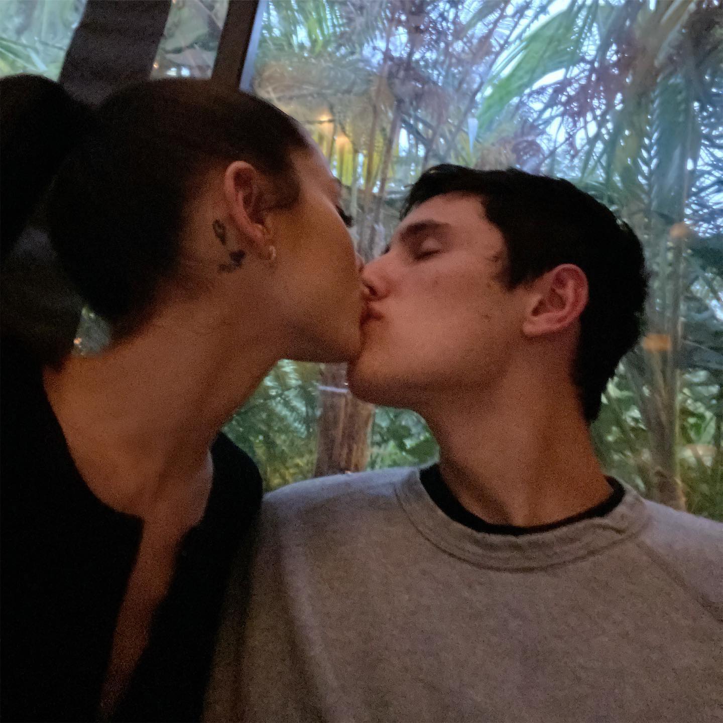 Ariana Grande Husband Dalton Gomez Rare Pda Kissing Photos