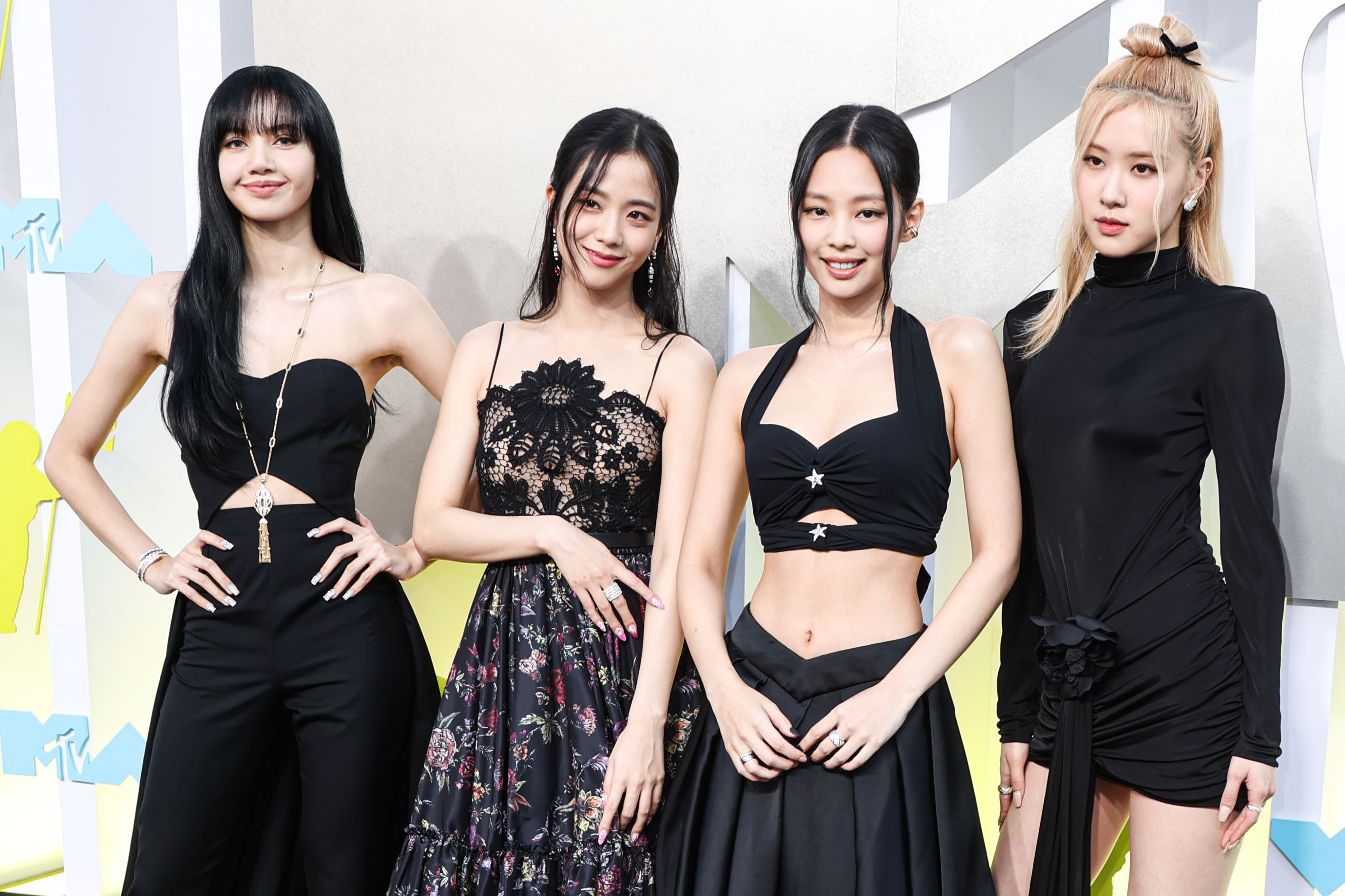 Vogue Korea Website Shares More HQ Pics of BLACKPINK Photoshoot