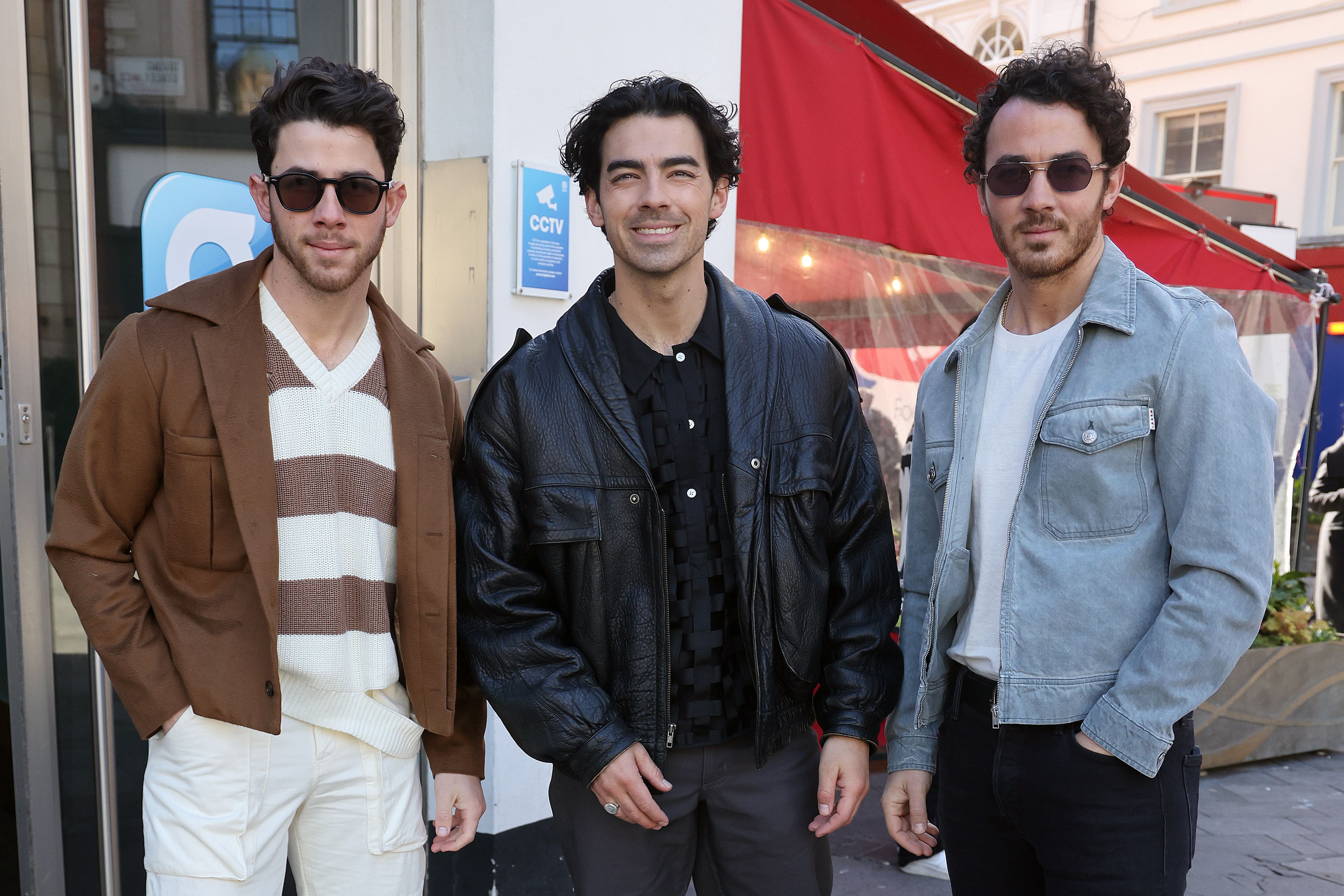 How Tall Are the Jonas Brothers? Joe, Nick, Kevin's Height Details 